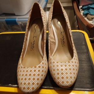 Nina original size 6 women's tan and white heels pre owned